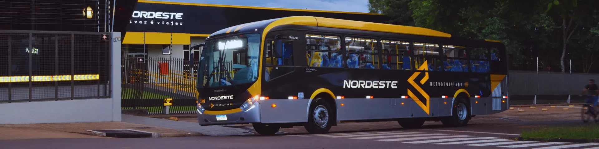 Ônibus metropolitano da Expresso Nordeste saindo da garagem